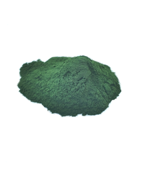„Spirulinos milteliai baltame fone – natūralus žalias supermaistas“