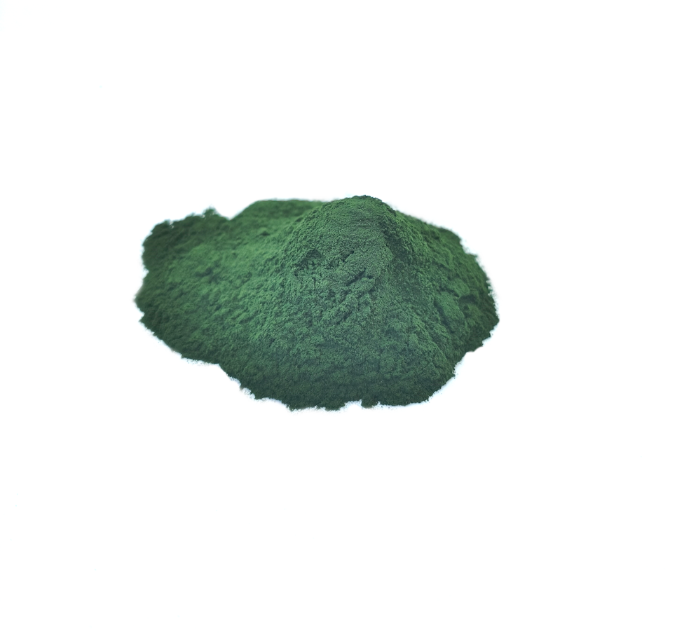 Spirulinos milteliai „Spirulinos milteliai baltame fone – natūralus žalias supermaistas“