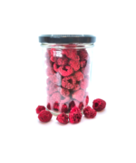 Stiklainis su liofilizuotomis avietėmis